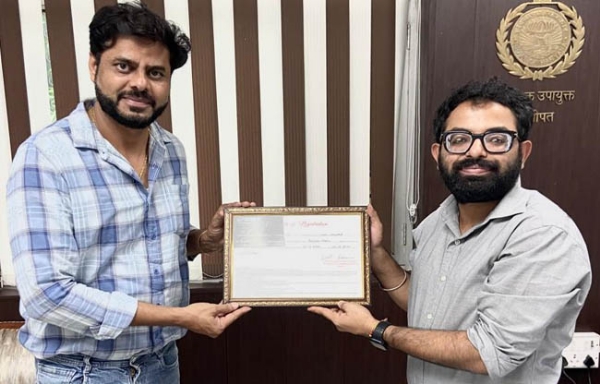 सोनीपत: मेरा गांव मेरा देश ट्यूरिजम फार्म को पंजीकरण प्रमाण   पत्र देते अतिरक्त उपायुक्त लक्षित सरीन