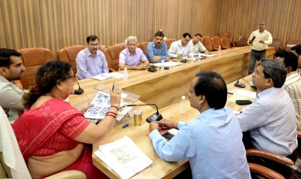 कानपुर में नगर निगम मुख्यालय स्थित समिति कक्ष में बैठक को संबोधित करती महापौर प्रमिला पांडे व नगर आयुक्त का छायाचित्र