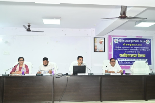 बैठक को संबोधित करते तिरहुत प्रमंडल आयुक्त