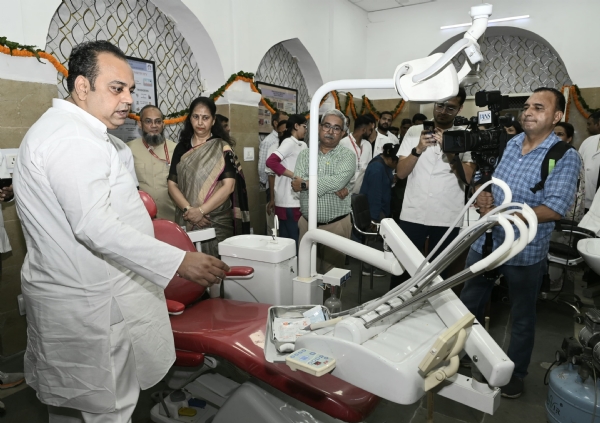 करोल बाग स्थित आयुर्वेदिक एवं यूनानी तिब्बिया कॉलेज एवं अस्पताल परिसर में दंत चिकित्सा इकाई का बुधवार को शुभारंभ करते दिल्ली के स्वास्थ्य मंत्री डॉक्टर पंकज कुमार सिंह