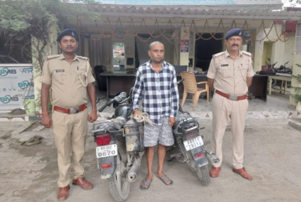 बरामद बाइक के साथ गिरोह का सदस्य