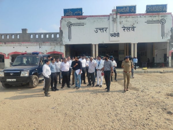 डीआरएम संग्रह मौर्य मुरादाबाद रेल मंडल के चंदौसी स्टेशन पर यात्री सुविधाओं का निरीक्षण करते हुए।