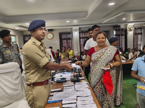 खोया हुआ मोबाइल लौटाते हुए पुलिस