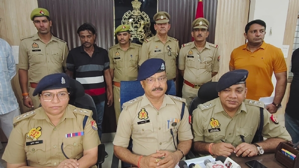 महिला किराना व्यापारी से लाखों रुपए से भरा बैग चुराने की घटना का खुलासा करते पुलिस अधीक्षक नगर व पुलिस गिरफ्त में आरोपित।