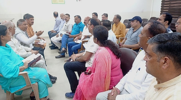 बाढ़ से हुए नुकसान का आकलन करने और राहत कार्यों को मज़बूत करने के लिए भाजपा ने दिन भर बैठकें कीं
