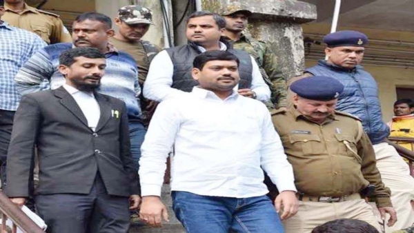 संजीव सिंह आ धनबाद न्यायालय से बाहर आते फाइल फोटो