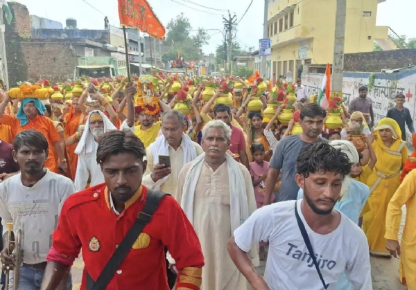बैंड बाजों के साथ निकाली गई कलश यात्रा
