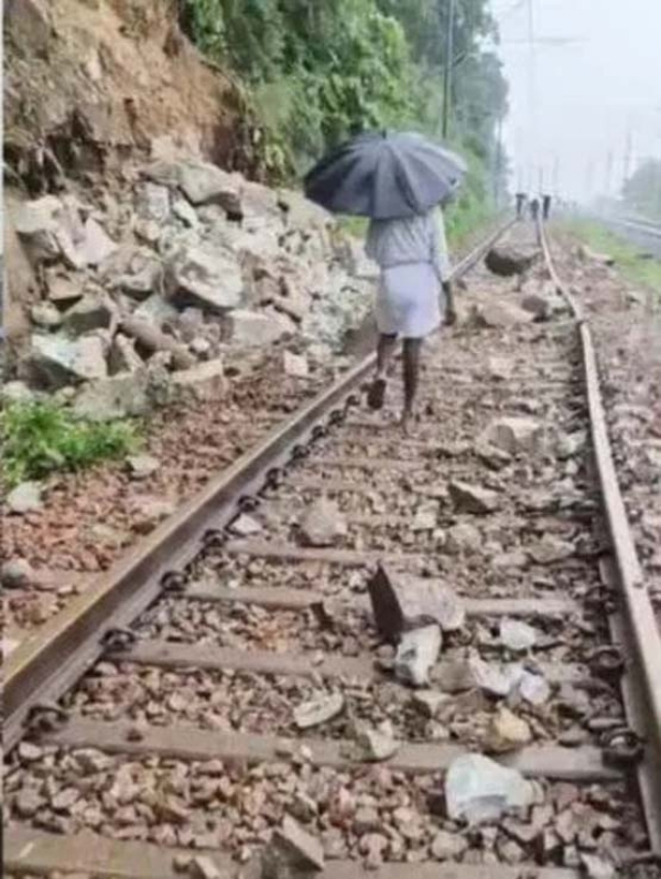 अरकु के पास रेलवे ट्रैक पर गिरा मलबा