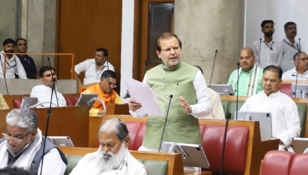 हरियाणा के पर्यटन मंत्री अरविंद शर्मा सदन में विधायकाें के सवालाें का जवाब देते हुए