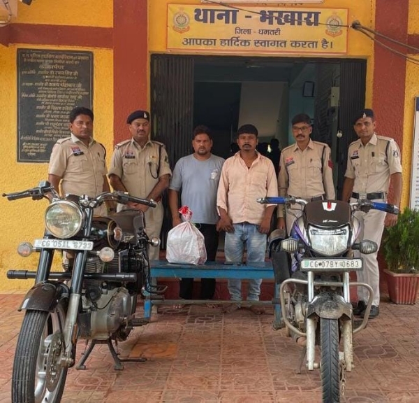 भखारा में गांजा की खरीदी-बिक्री के लिए सौदा करने वाले दोनों गिरफ्तार आरोपित।
