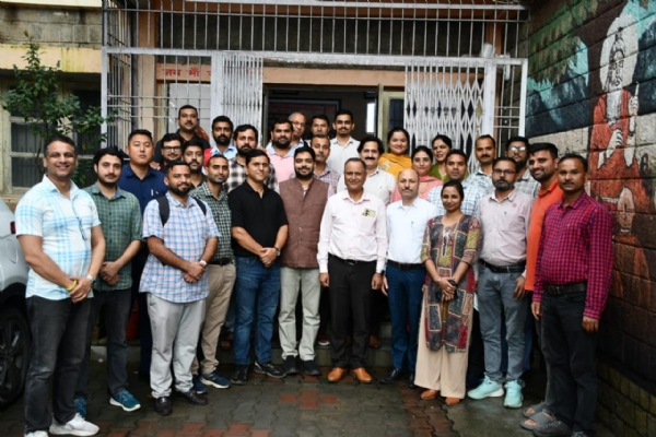 सीयू के कुलसचिव के साथ विश्वविद्यालय के शिक्षक और गैर शिक्षक।