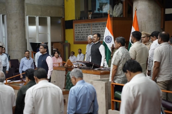 हरियाणा विधानसभा में राज्य गीत के सम्मान में खडे़ सभी विधायक,मंत्री व अन्य प्रतिनिधि