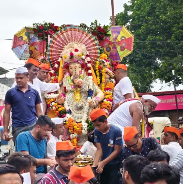 गणेश चतुर्थी के पावन पर गजानन की प्रतिमा की स्थापना से पूर्व कोर्ट रोड पर निकलते शोभायात्रा में  गणेश भगवान की विशाल प्रतिमा।।