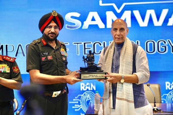 महू में आयोजित सेना के रण संवाद  कार्यक्रम में राजनाथ सिंह