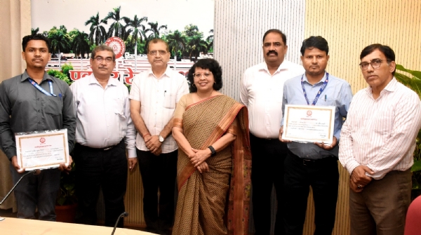 महाप्रबंधक सुश्री सौम्या माथुर से ‘मैन ऑफ द मंथ’ सम्मान प्राप्त करते लोको पायलट विजय सिंह