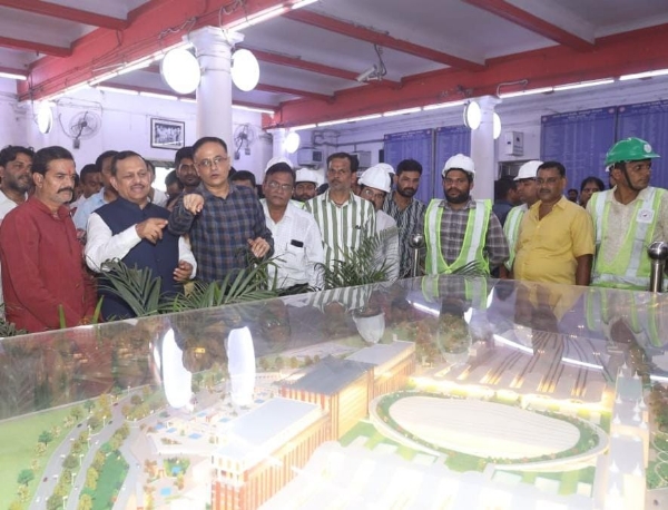 सिटी साइड स्टेशन के मॉडल को बारीकी से देखते सांसद रमेश अवस्थी