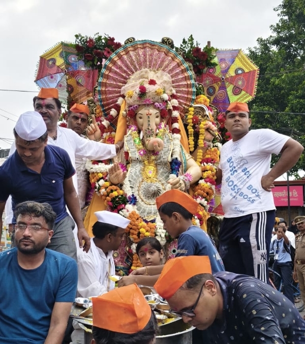 गणेश चतुर्थी के पावन पर गजानन की प्रतिमा की स्थापना से पूर्व कोर्ट रोड पर निकलते शोभायात्रा में  गणेश भगवान की विशाल प्रतिमा।।