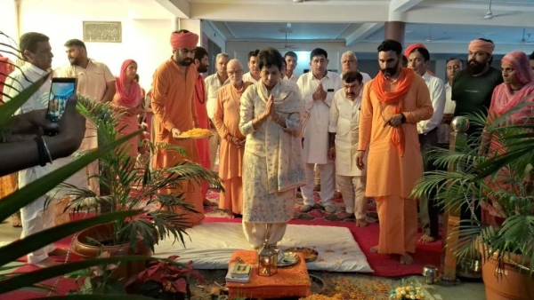 कुमारी शैलजा श्रद्धांजलि अर्पित करते हुए