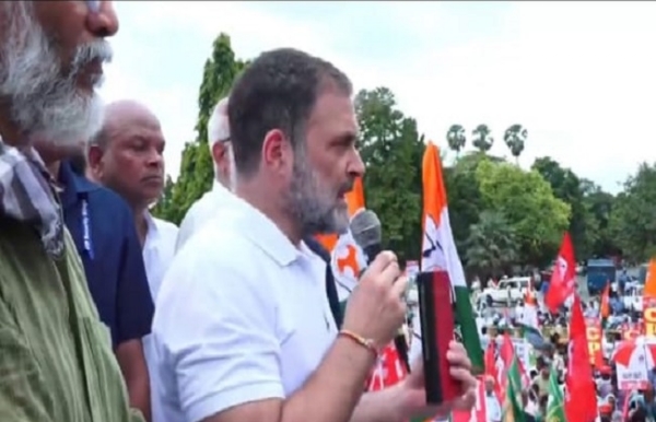 बिहार बंद के दौरान अपने समर्थकों को सम्बोधित करते राहुल गांधी