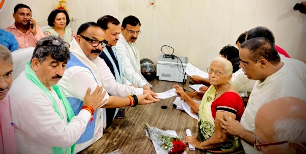 कानपुर में भाजपा सांसद रमेश अवस्थी क्षेत्रीय अध्यक्ष प्रकाश पाल एवं विधायक महेश त्रिवेदी ने बुजुर्ग महिला को रजिस्ट्रेशन फॉर्म देते हुए का छायाचित्र