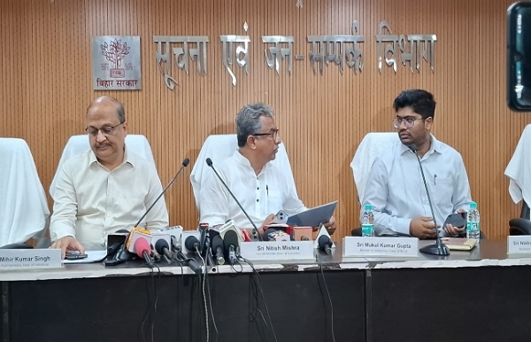 उद्योग मंत्री नीतीश मिश्रा सूचना भवन में पतकार वार्ता  के दौरान