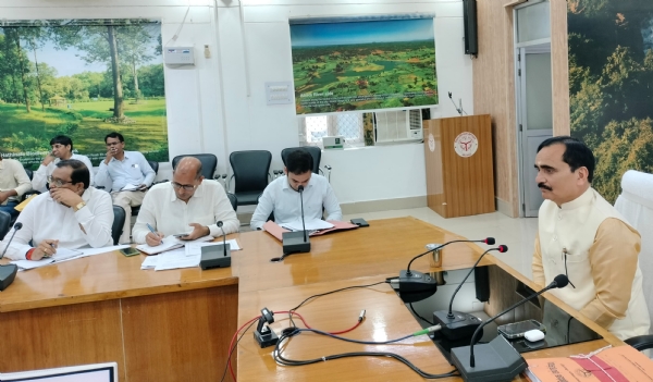 निर्माणाधीन परियोजनाओं एवं सड़क कटिंग/रेस्टोरेशन कार्यों की समीक्षा बैठक करते मंडलायुक्त बालकृष्ण त्रिपाठी।