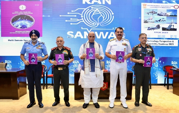 महू में आयोजित सेना के रण संवाद  कार्यक्रम में राजनाथ सिंह