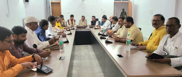 बैठक करते भाजपा कार्यकर्ता