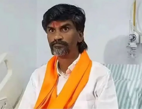 फोटो: पत्रकार वार्ता को संबोधित करते हुए मराठा नेता मनोज जारांगे पाटिल