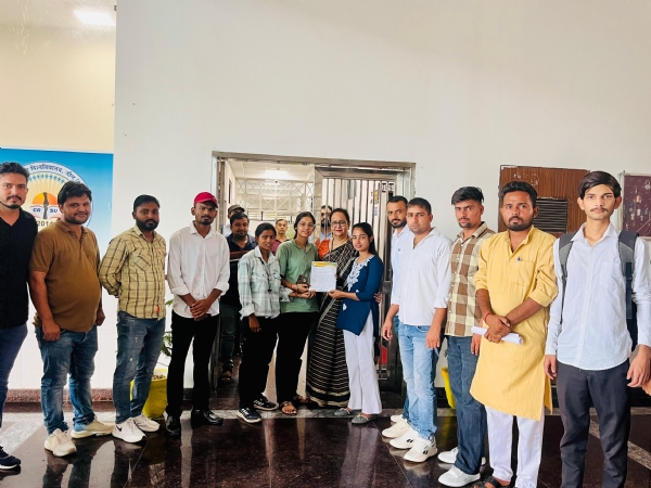मांगों को लेकर ज्ञापन सौंपते हुए संगठन कार्यकर्ता।