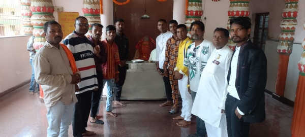 बूढ़ी मां समलेश्वरी माई की पूजा के बाद समूह में खड़े समाजजन।