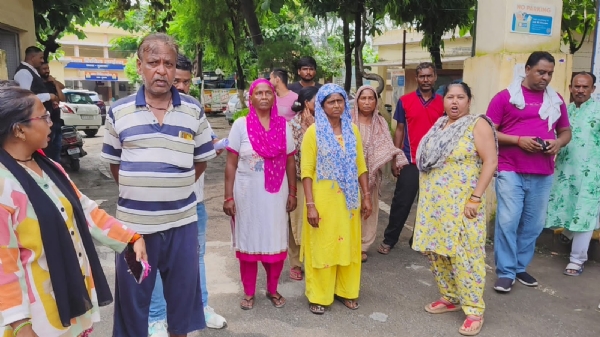 दुकान संचालक मृतक सौवीर सिंह उर्फ पप्पू के परिजन थाना सिविल लाइन के बाहर खड़े परिजन।