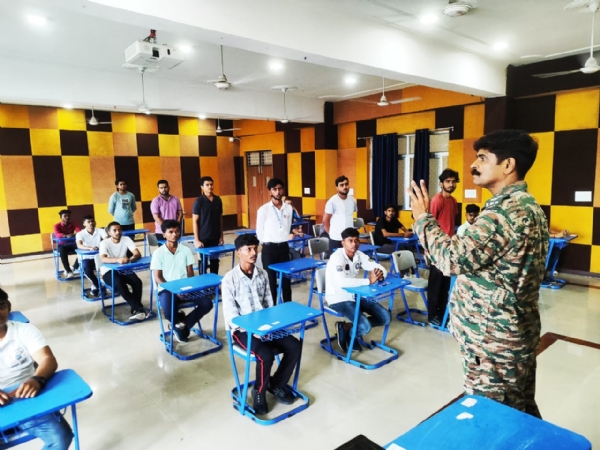 कमान्डिंग ऑफिसर कर्नल आलोक सिंह कैडेट्स को सम्बोधित करते हुए