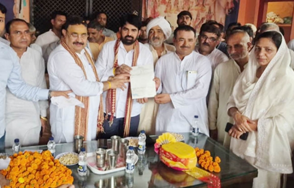 सोनीपत: विधायक पवन खरखौदा को स्मृति चिह्न देते हुए गौसेवक