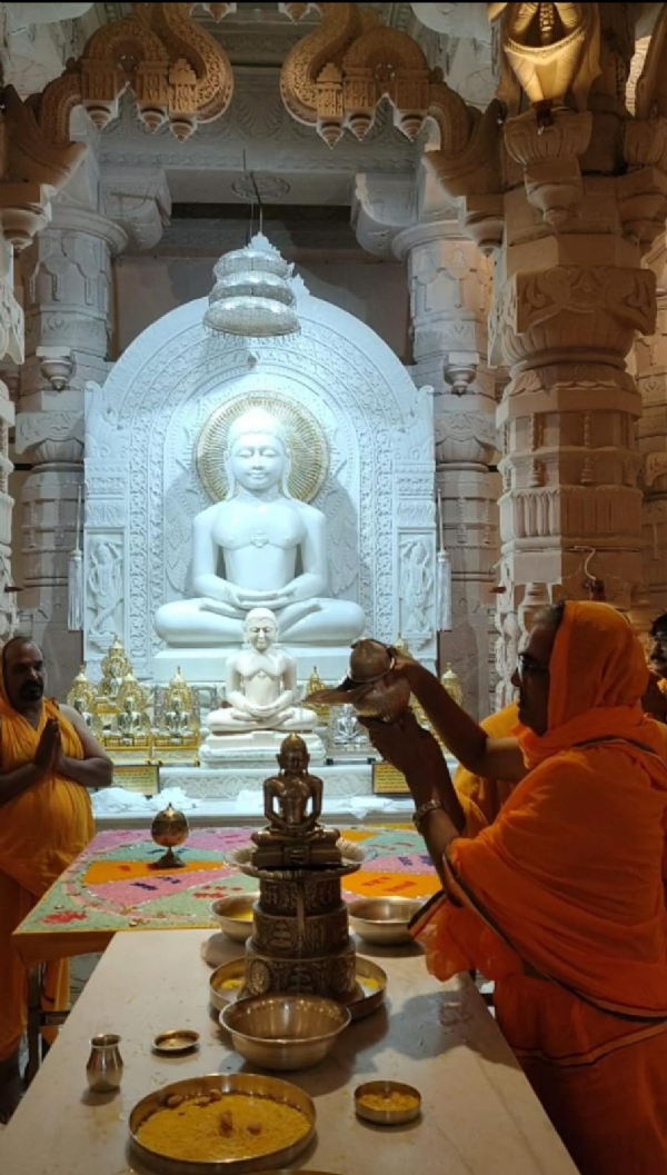 पूजा करते लोग