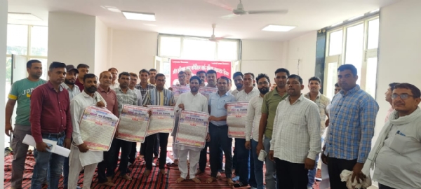 बैठक कर आंदोलन की रणनीति बनाते हुए बिजली कर्मचारी।