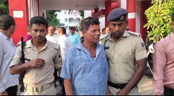 राजस्वकर्मी को जेल ले जाती पुलिस