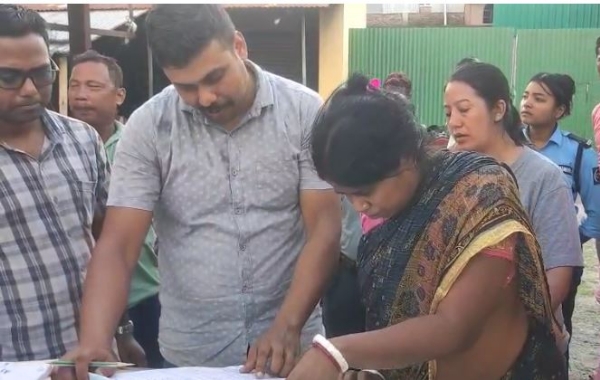 पकड़ी गई महिला के साथ पुलिसकर्मी