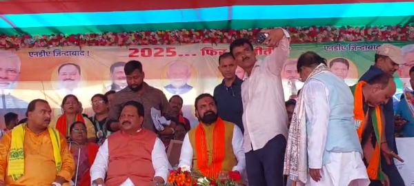 अररिया फोटो:मंच पर डिप्टी सीएम और एसोसिएशन के अध्यक्ष