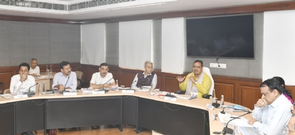 सड़क निर्माण में गुणवत्तापूर्ण कार्य हो सुनिश्चित, परियोजनाओं की देरी पर कॉन्ट्रेक्टर से हो वसूली : मुख्यमंत्री