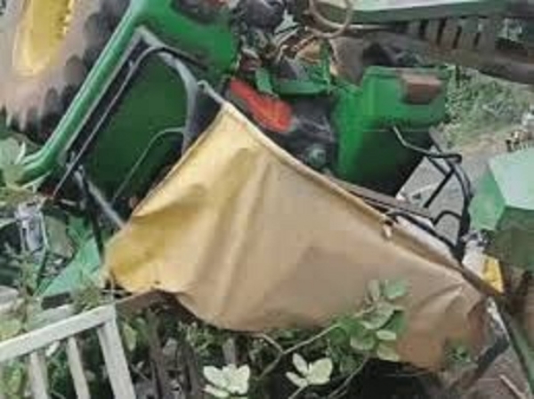 तेज रफ्तार ट्रैक्टर-ट्रॉली बेकाबू होकर पलटी,