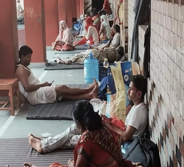 बाढ़ राहत शिविर में पहुंचे लोगों का छाया चित्र