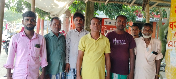 पर्ची के लिए इकट्ठा हुए लोग