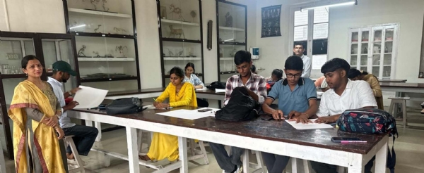 प्रतियोगिता में भाग लेते विद्या​र्थी व उपस्थित स्टाफ।