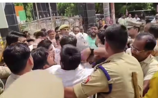 प्रदर्शन करते भाजपा कार्यकर्ता