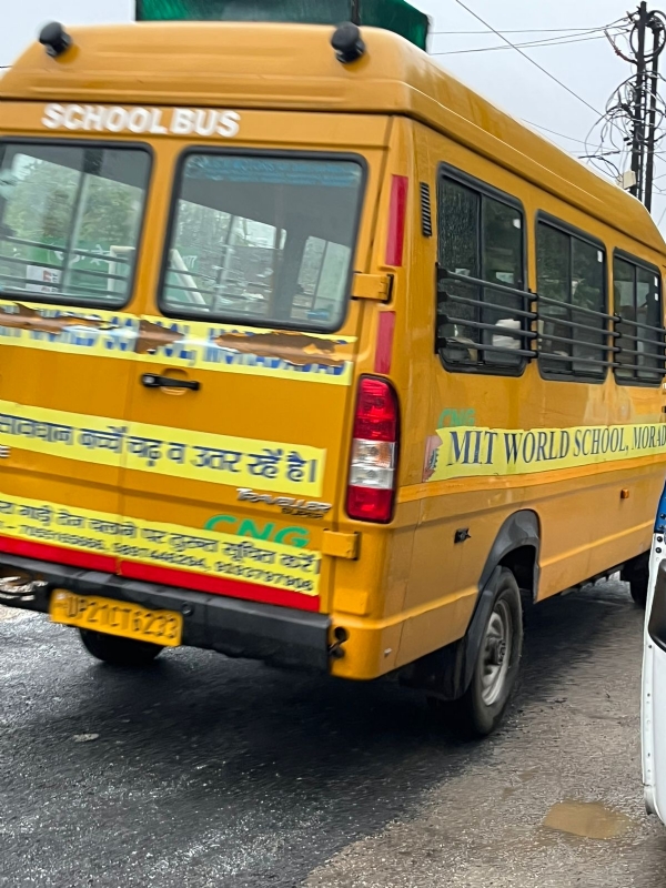 दुकान संचालक मृतक सौवीर सिंह उर्फ पप्पू को उड़ाने वाली स्कूल बस।