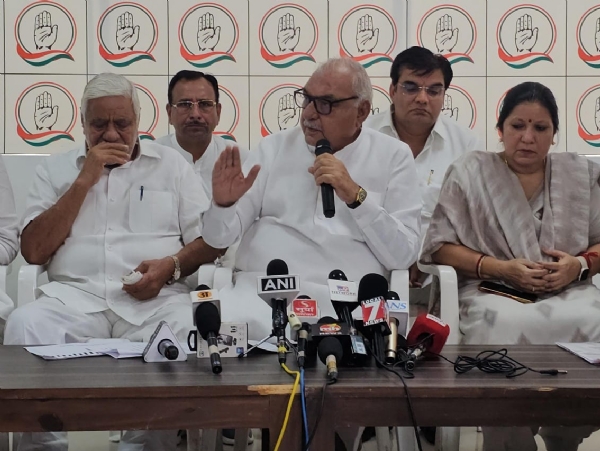 हरियाणा के पूर्व मुख्यमंत्री भूपेंद्र हुड्‌डा व अन्य विधायक चंडीगढ़ में पत्रकारों से बातचीत करते हुए