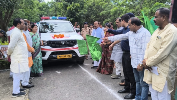 झडी दिखाकर वाहन रवाना करते राज्य मंत्री दिलीप जायसवाल