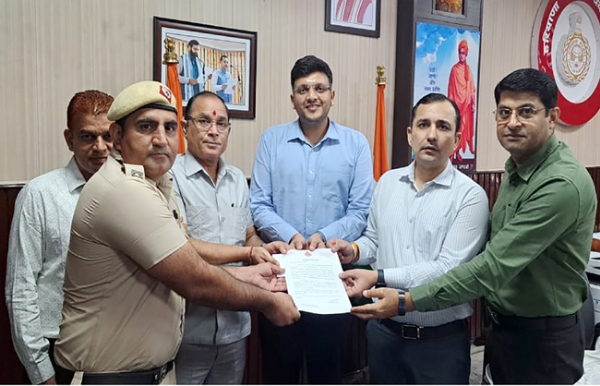 हरियाणा कर्मचारी चयन आयोग के चेयरमैन हिम्मत सिंह सीईटी के बेहतर कार्य करने वाले पुलिस कर्मियों को सम्मानित करते हुए