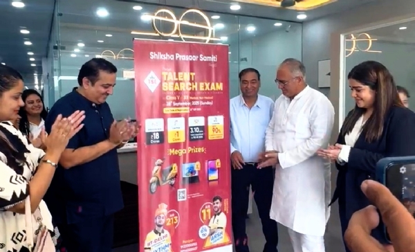 जेनेसिस क्लासेस में परीक्षा का शुभारंभ करते हैं पूर्व सांसद संजय भाटिया साथ में संस्थान की डायरेक्टर आकृति मेंहदीरता।
